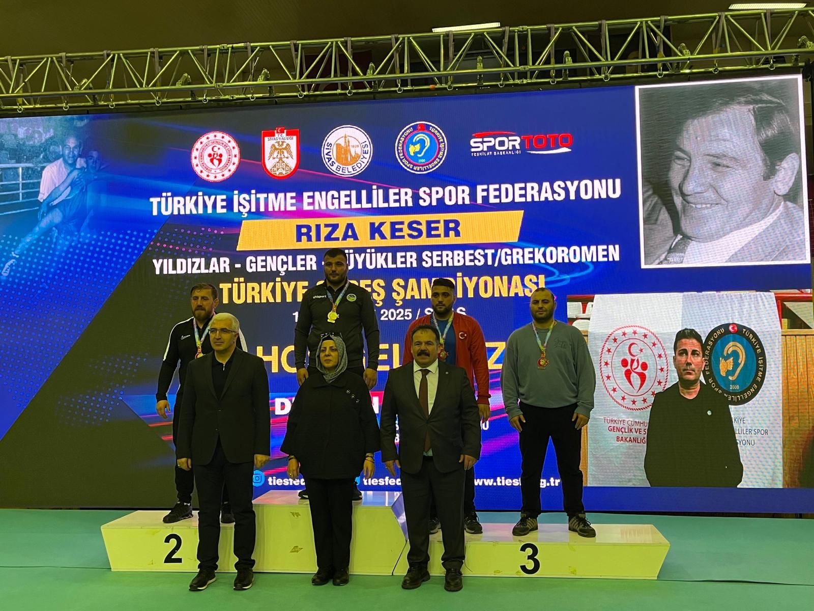 Büyükşehir güreşçileri Sivas’ta şampiyon oldu