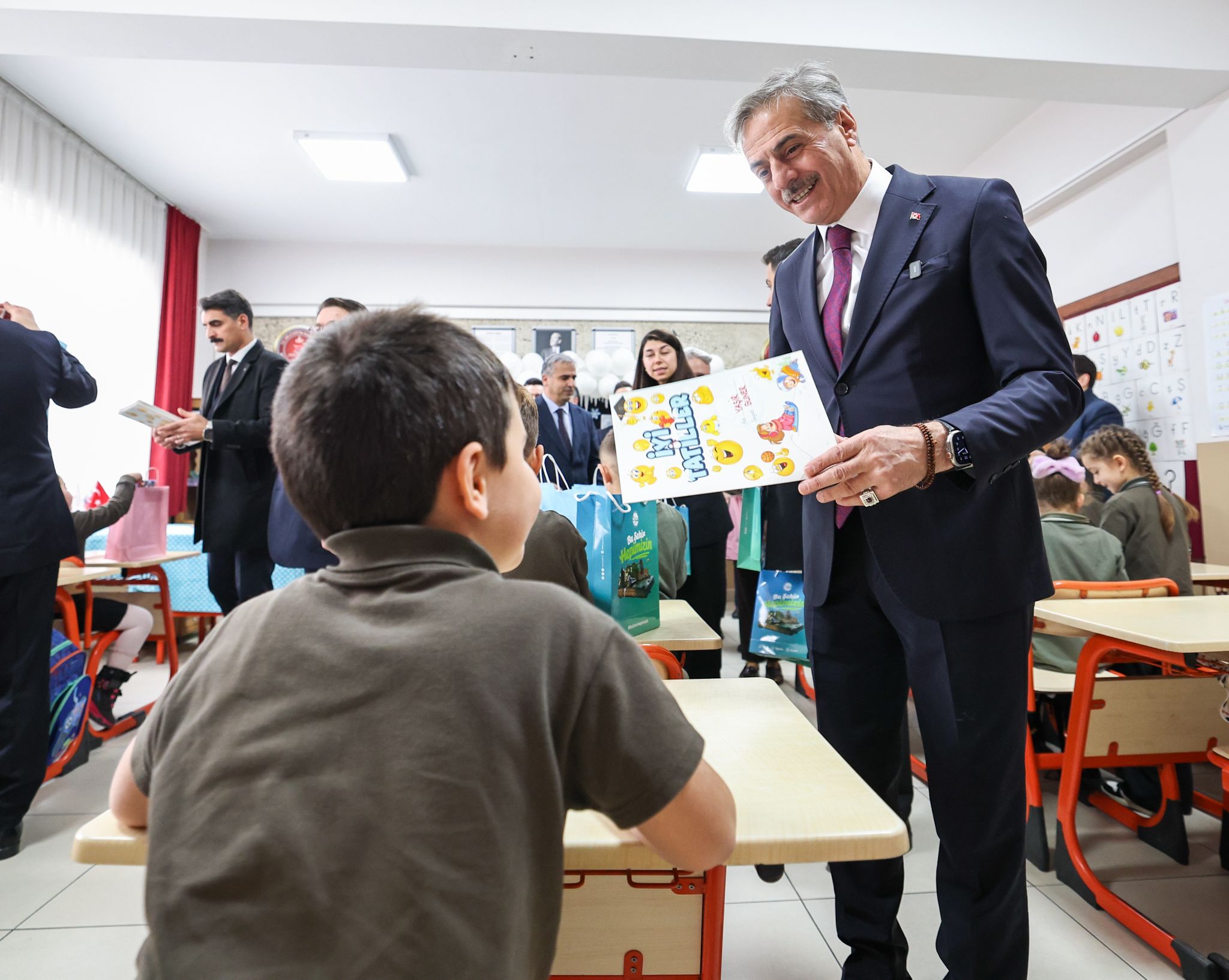 Yusuf Alemdar çocukların karne sevincini paylaştı: “Geleceğe doğru attığınız her adımda yanınızda biz olacağız”