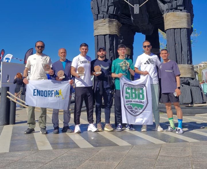 Büyükşehir sporcuları zorlu maratondan madalyayla döndü
