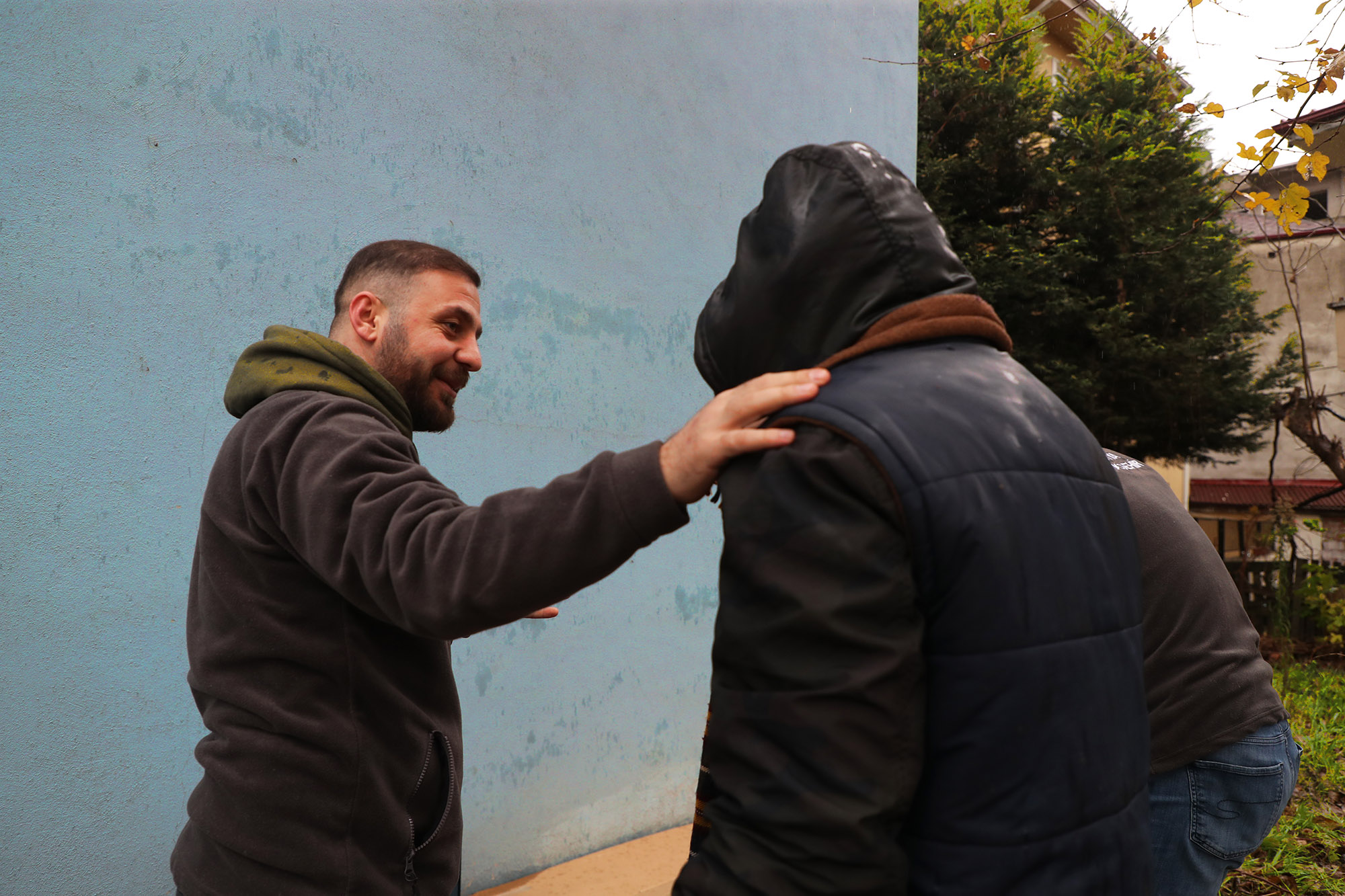 Soğuk kış gününde sokaktaki kimsesizlerin ailesi Büyükşehir