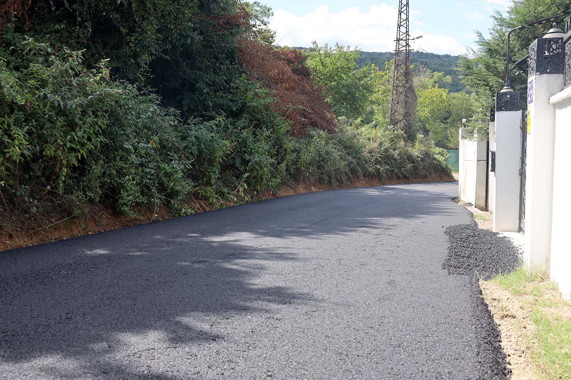 Sapanca’da yollar asfaltla yeni yüzüne kavuşuyor: İlmiye’den Fevziye’ye geçildi