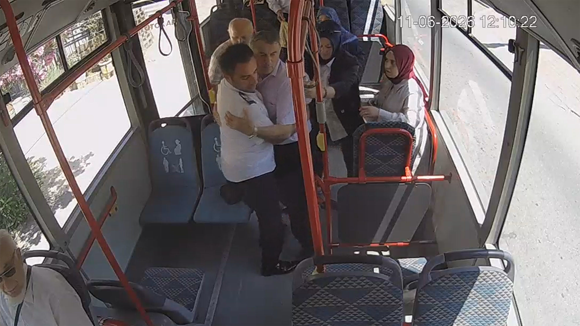 Büyükşehir’in otobüsünde bir manevrayla bir hayat kurtuldu: Kamera saniye saniye kaydetti…