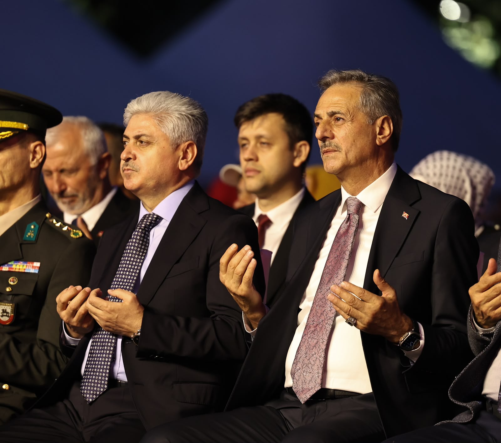 “Milletimiz uğruna can verilen vatanı darbecilere teslim etmedi, hiçbir zaman etmeyecek”