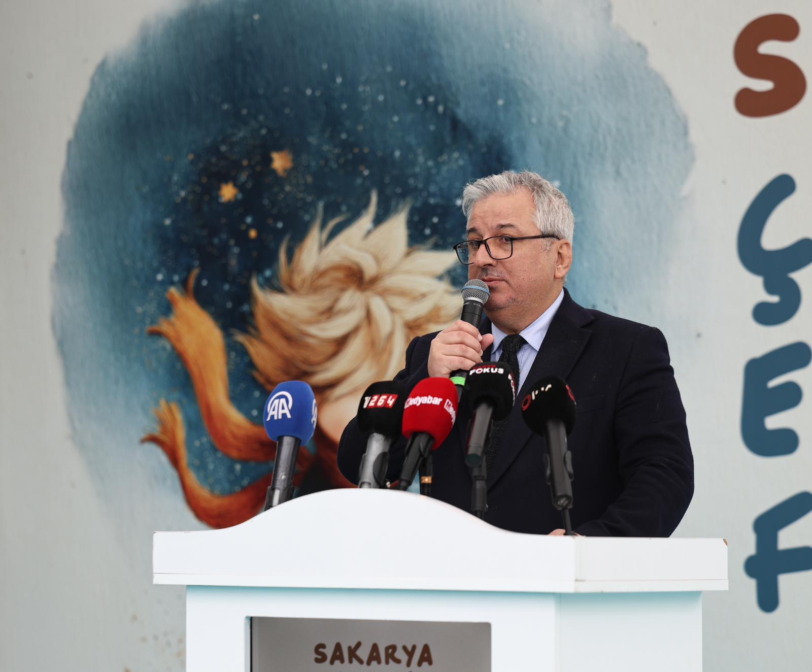 Sakarya'da çocukların 'ufkuna' ışık olacak edebiyat fuarı başladı: İlk günden binlerce misafir akın etti...