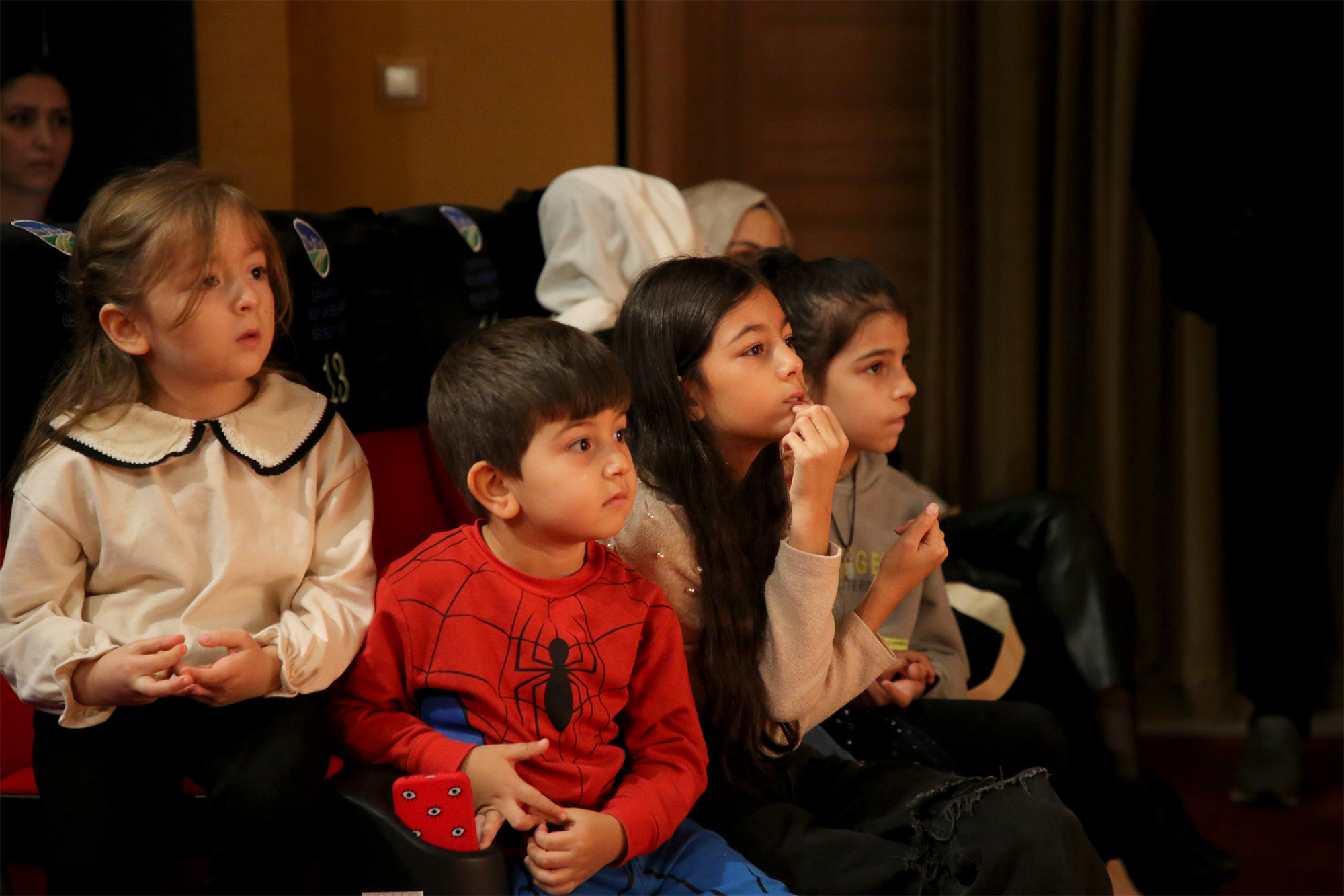 “İki Bavul Dolusu Hapşu ile Turşu” AKM’de kahkahayla geçti