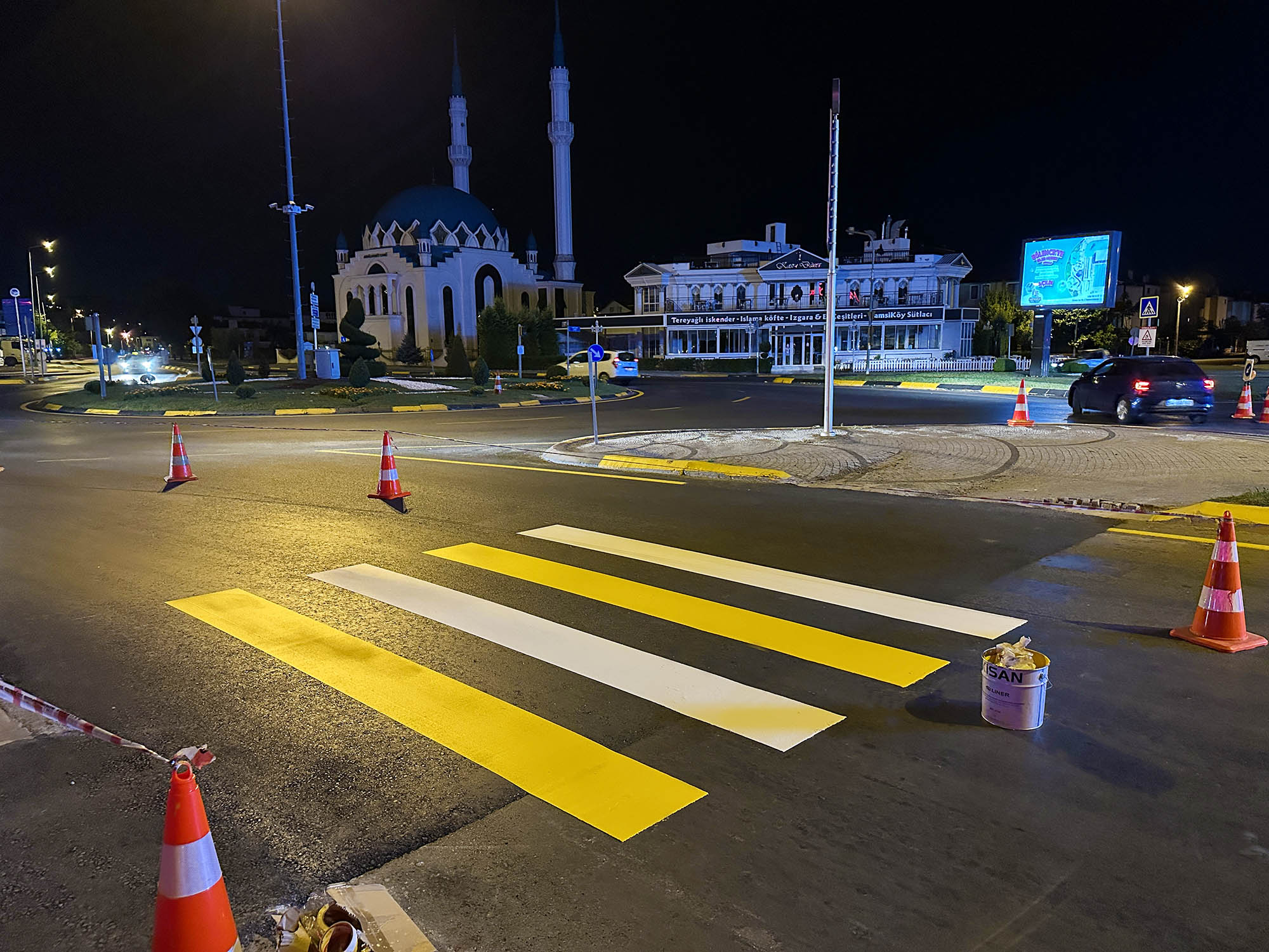 Büyükşehir şehrin kalbinde gece mesaisinde