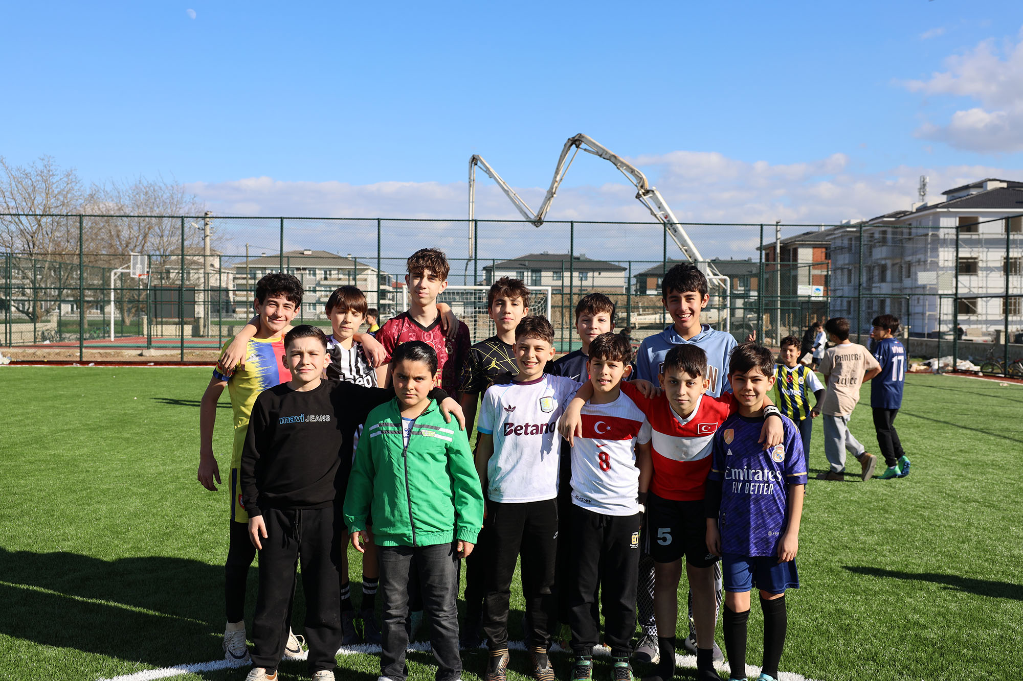 Futbol, basketbol, voleybol sahası Hanlıköy’de çocukların göz bebeği oldu