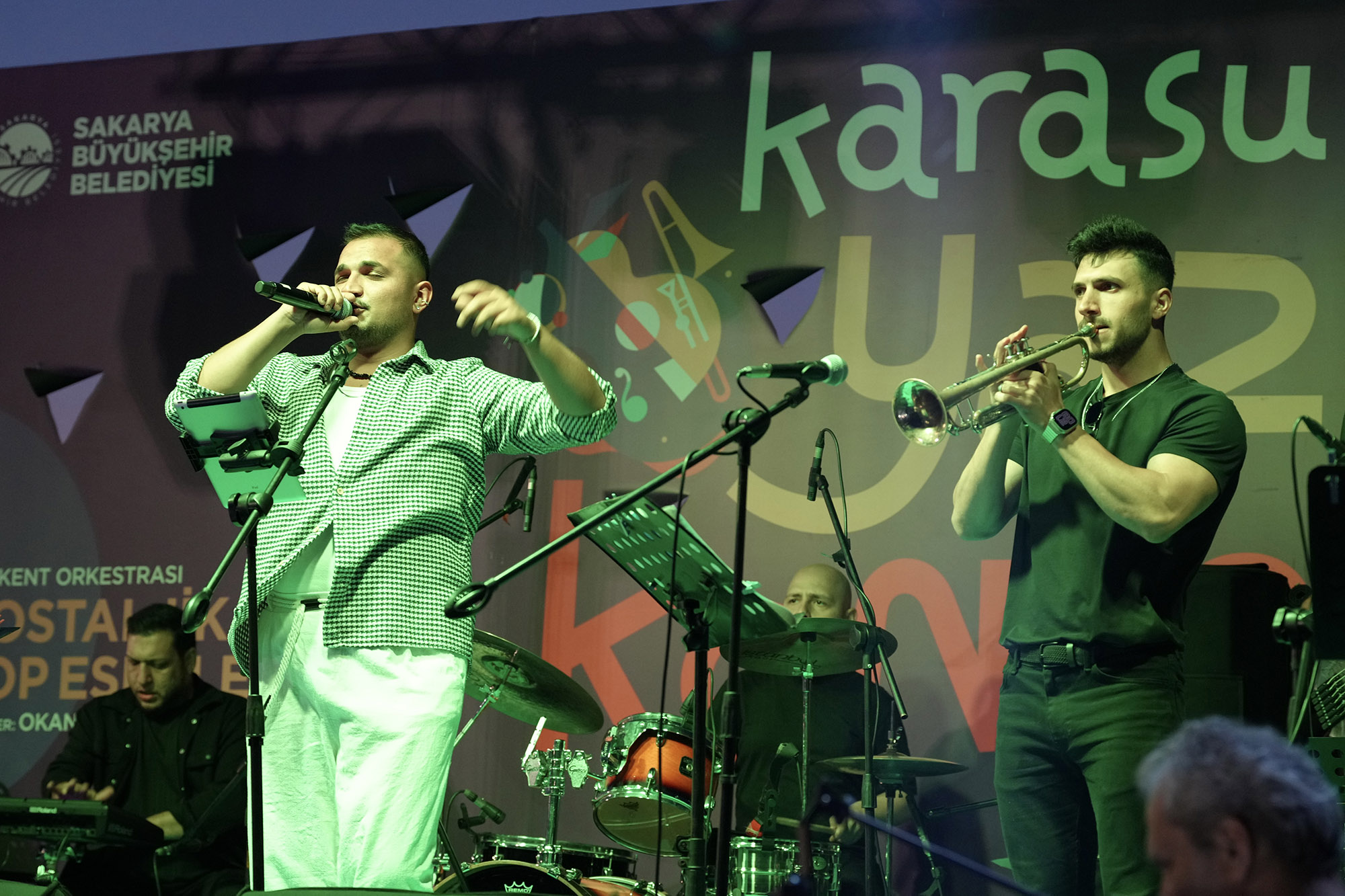 Büyükşehir’den Karasu’da yaz akşamına neşe katan nostalji konseri