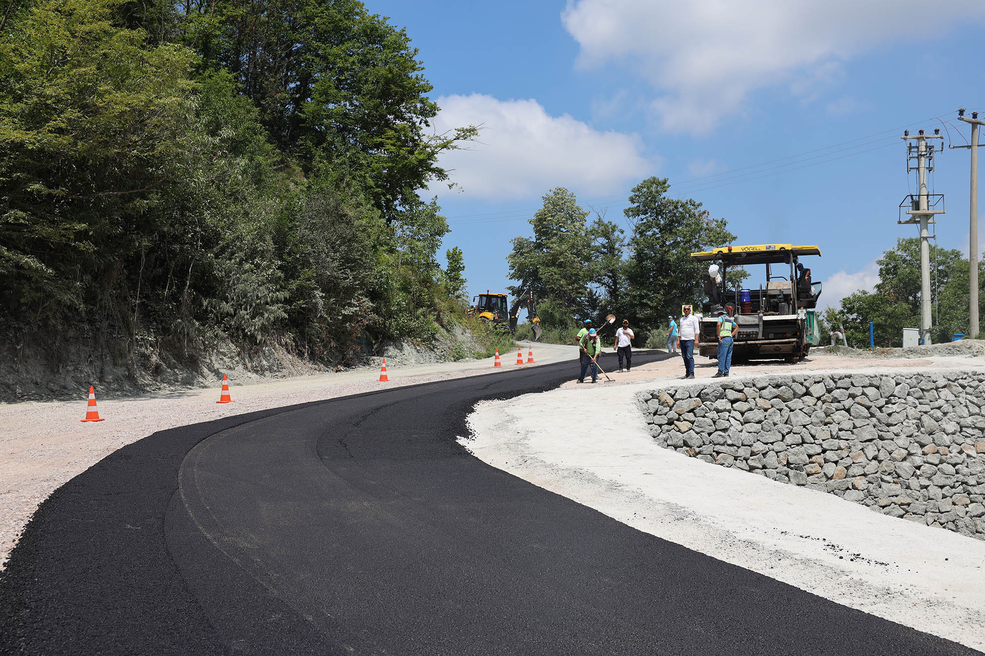 Büyükşehir, Sapanca’da heyelan riskine karşı yolu güçlendirdi, ulaşımı yeniledi