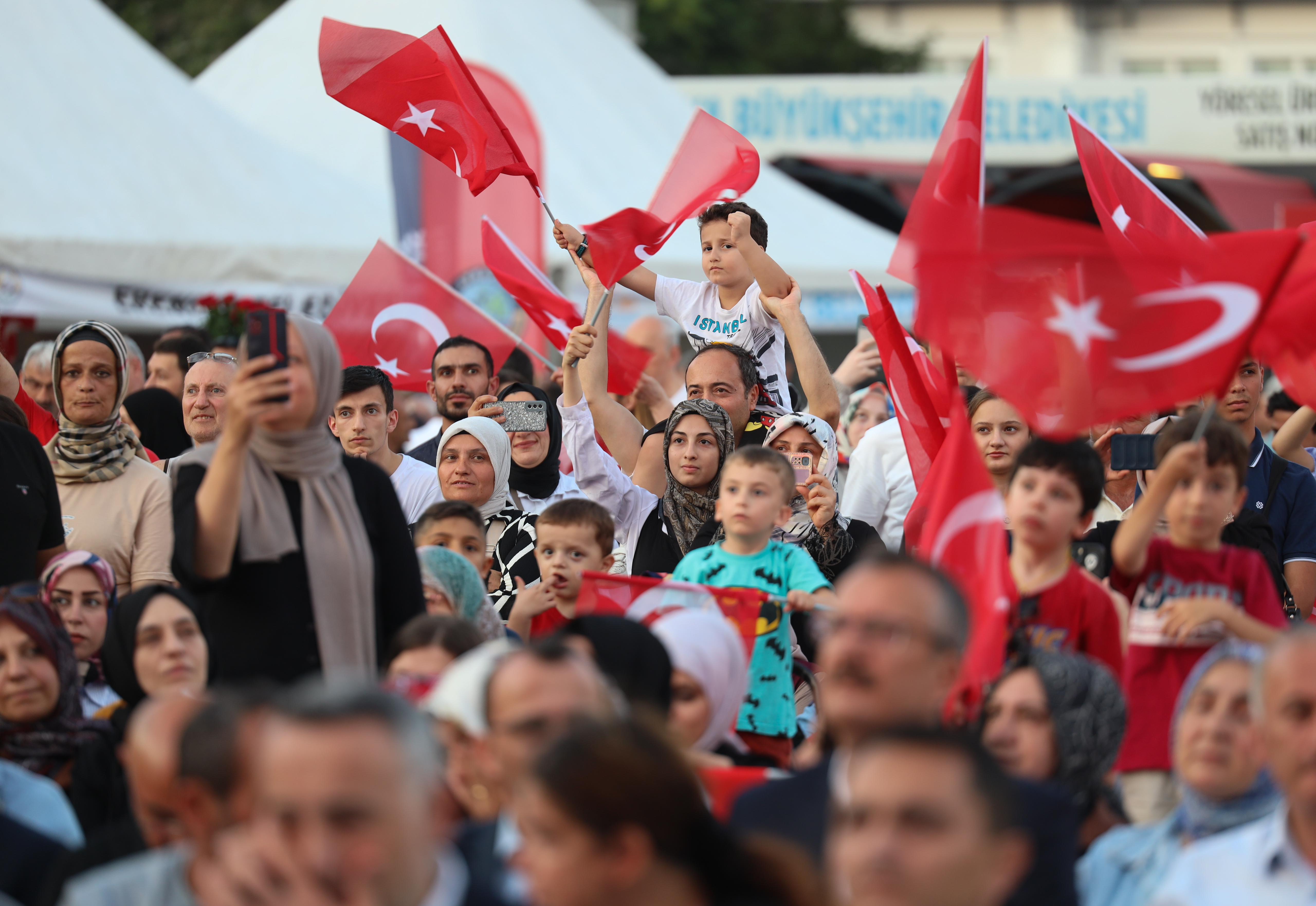 “O gece dünya, inananların vatan uğruna neler yapabileceğini izledi”