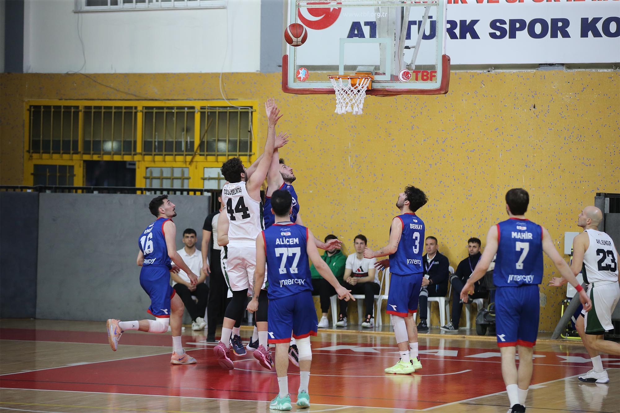 Büyükşehir Basket farklı galibiyetle son 16’da: Tebrikler dev adamlar!