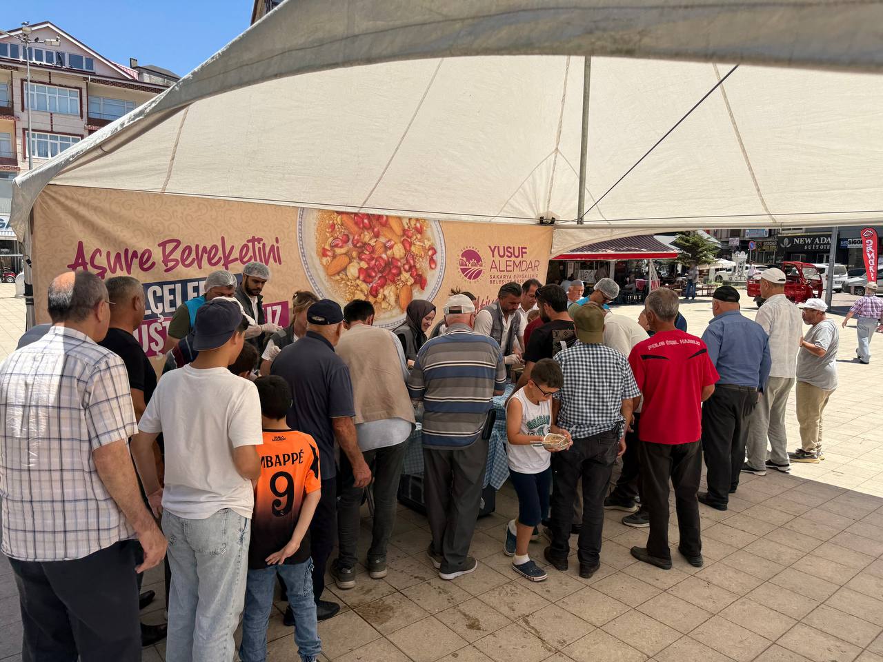 Binlerce kişi aşureyi tattı, hem diller hem de gönüller lezzet buldu