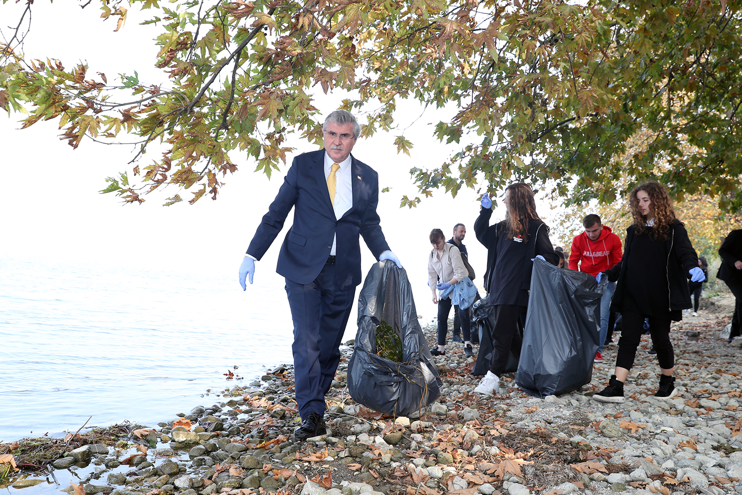 Yabancı öğrenciler Sapanca Gölü’nü temizledi