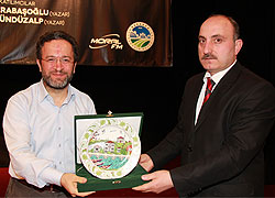 O, İnsaniyet Kapısından İçeri Çağırır