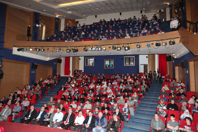 O, İnsaniyet Kapısından İçeri Çağırır