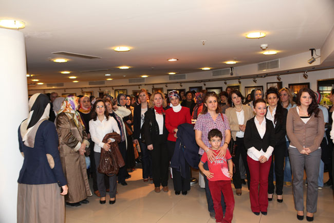 Pencerenin Ardı Misafirlerini Bekliyor