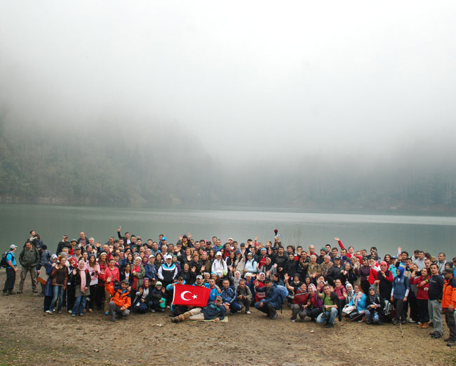 Sülüklü Göl Manzarasının Tadını Çıkardılar