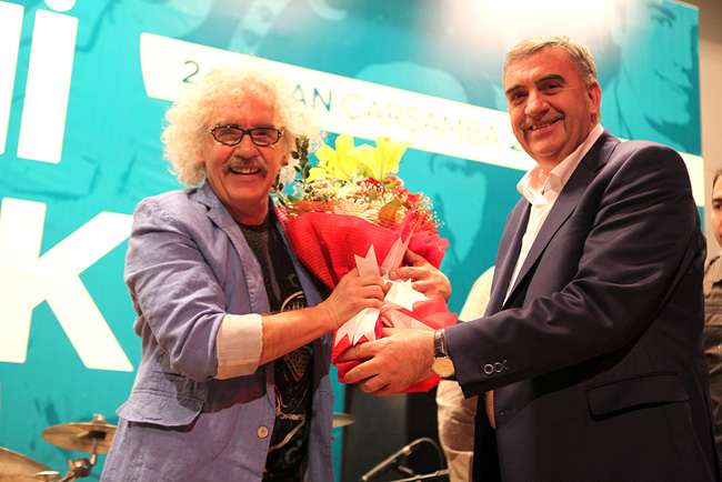 Yeni Türkü Büyüledi