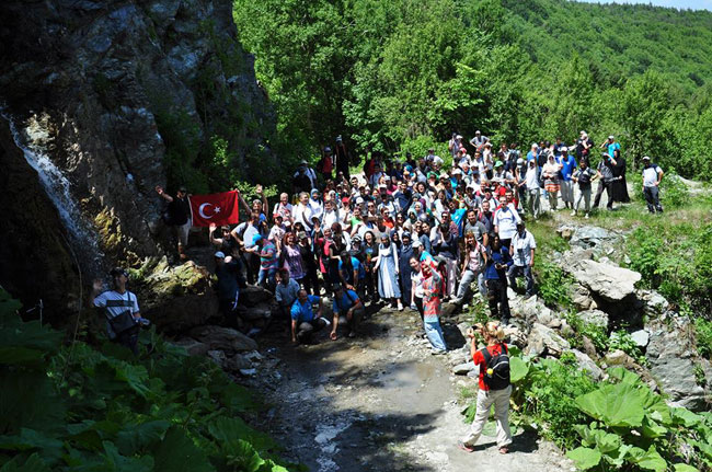 Soğucak Şelalesi'ne Yürüdüler