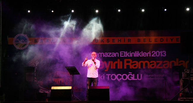 Meydanda Bambaşka' Bir Gece