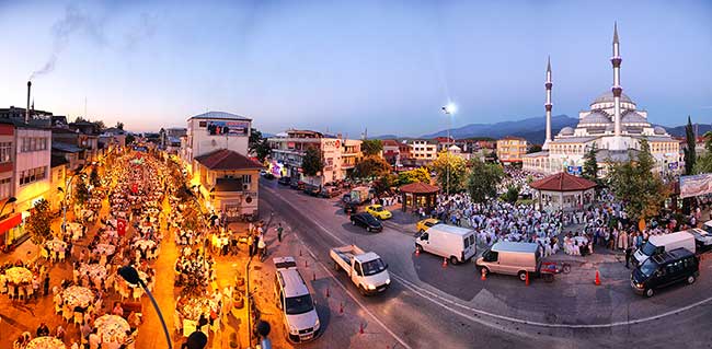 Akyazı'da Huzur Sofraları Kuruldu