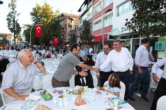 Akyazı'da Huzur Sofraları Kuruldu