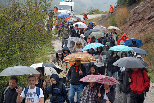 Yağmura Çamura Aldırmadılar