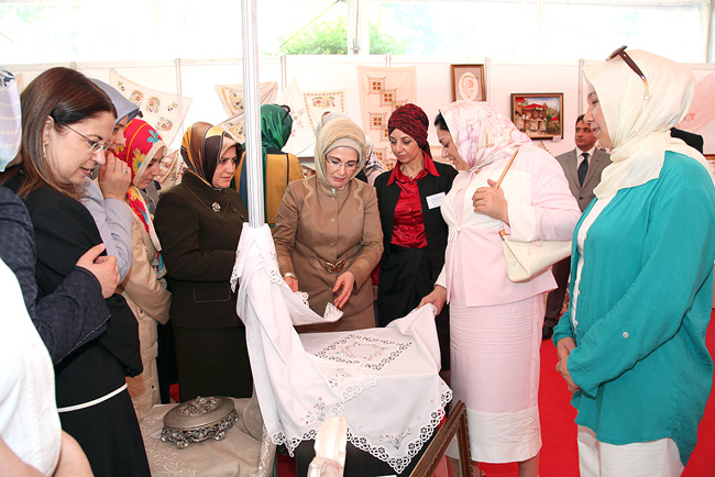 Emine Erdoğan'dan SAMEK'e Övgü