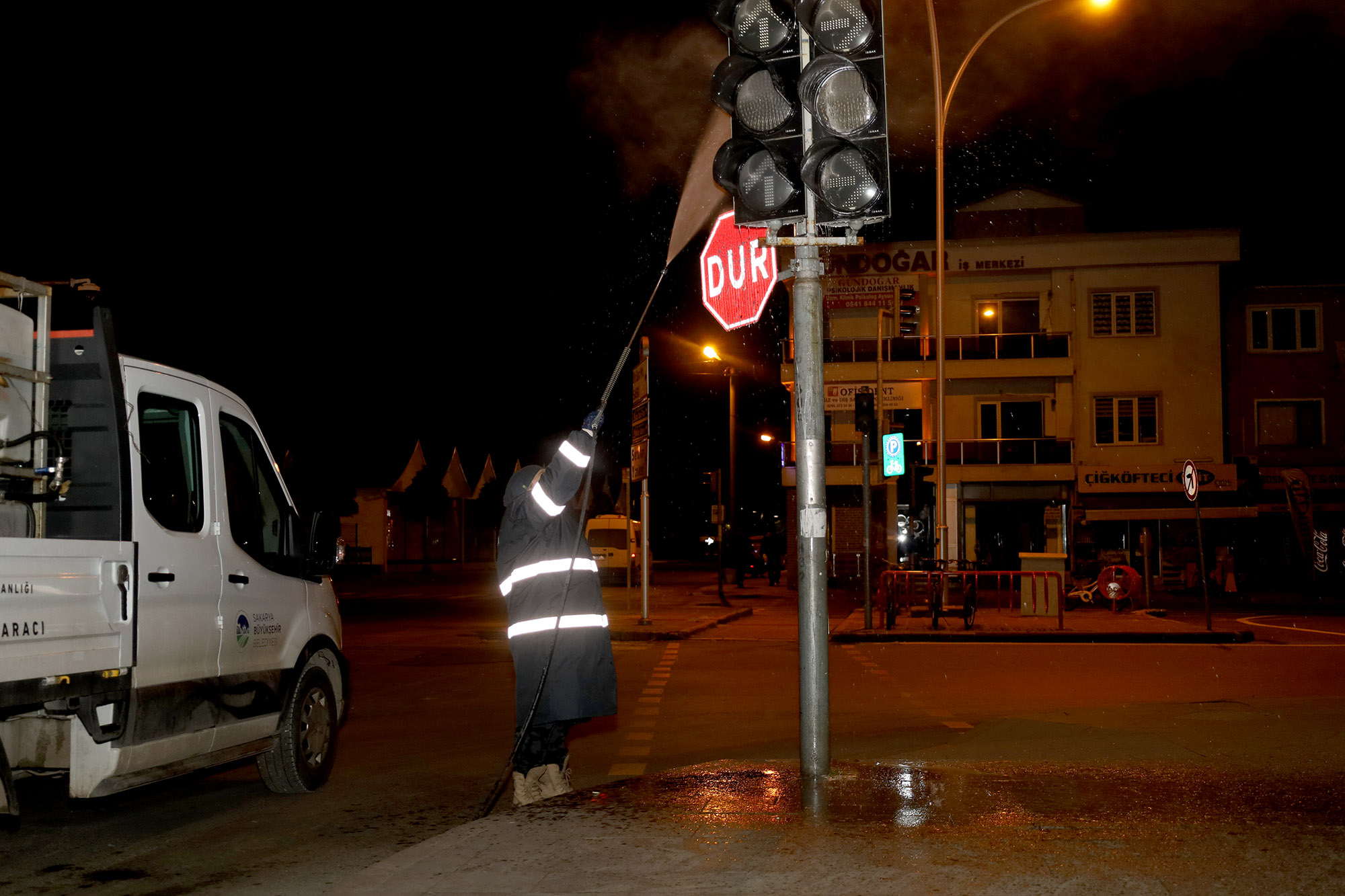 Büyükşehir’den trafik ışıklarında temizlik mesaisi