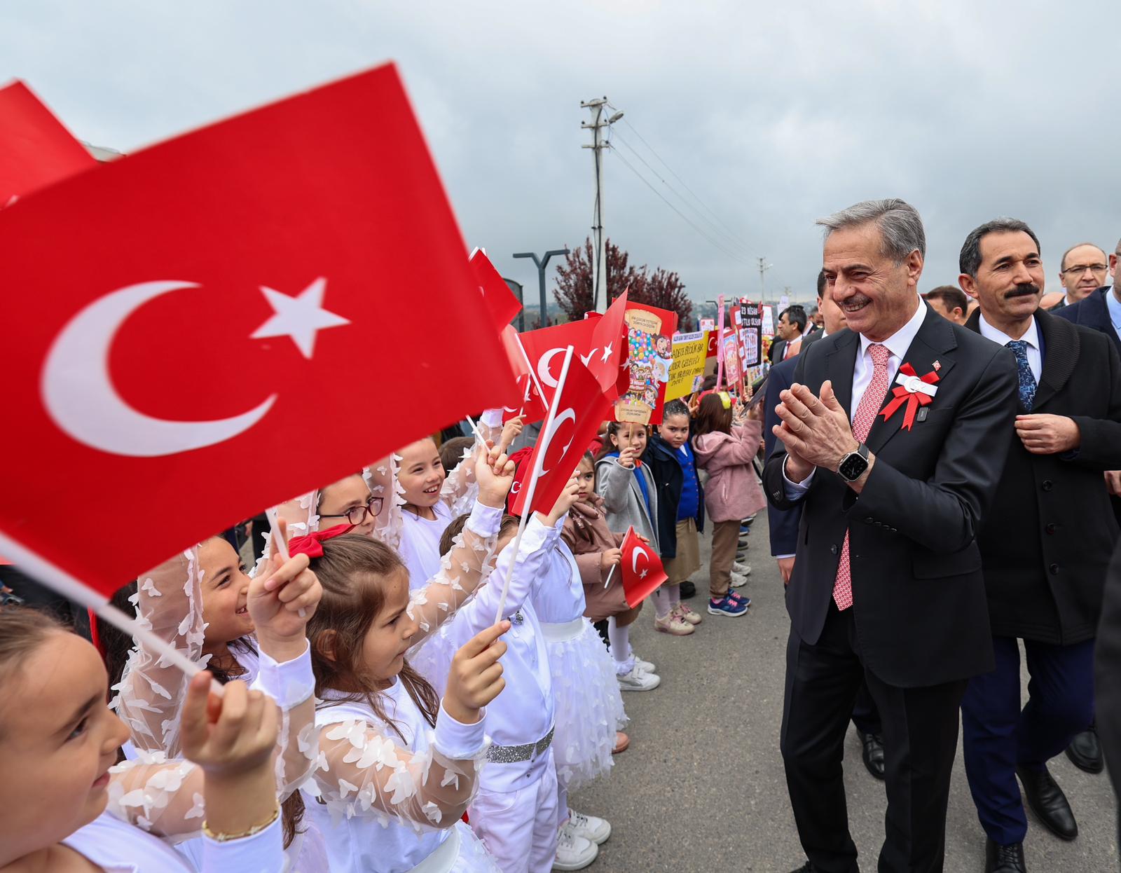 Alemdar miniklerin 23 Nisan coşkusuna ortak oldu: “Tüm çocuklarımızın bayramı kutlu olsun”