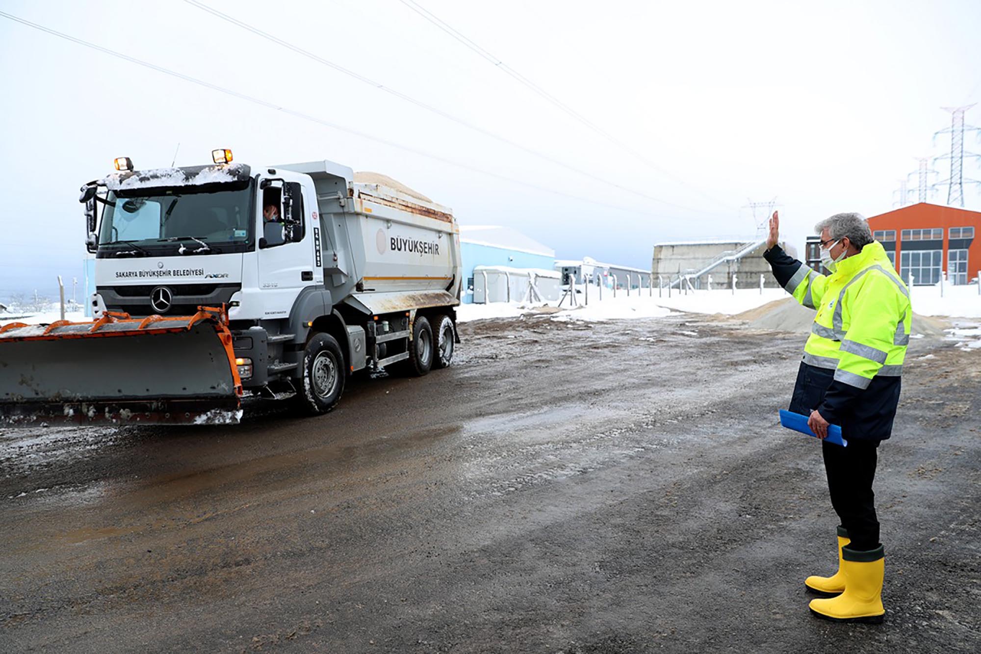 Kar kalınlığı yer yer 1 metreyi buldu: Büyükşehir her an teyakkuzdaydı