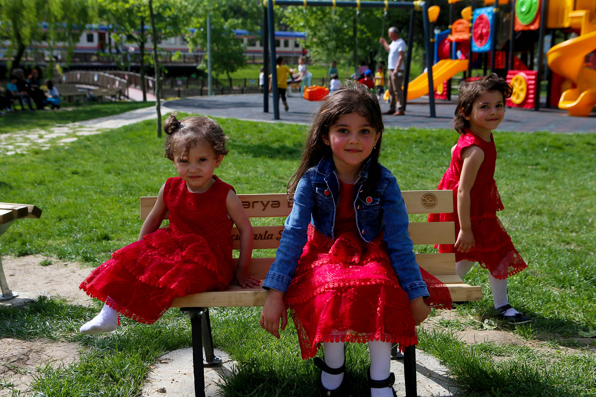 Büyükşehir parklara renk kattı: Gören dönüp bir daha bakıyor