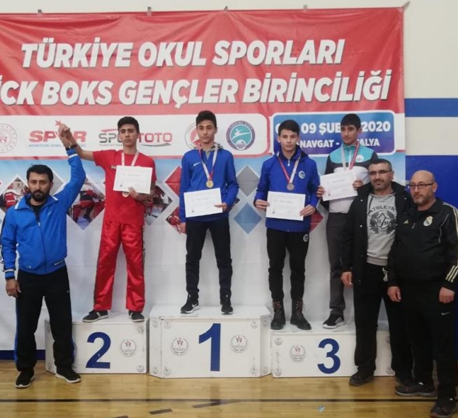 Büyükşehirli sporcular Kick Boks’ta kürsüde