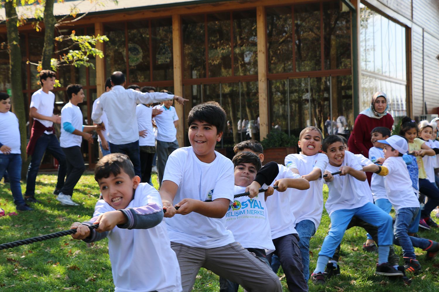 Sığınmacı minikler Macera Park’a konuk oldu