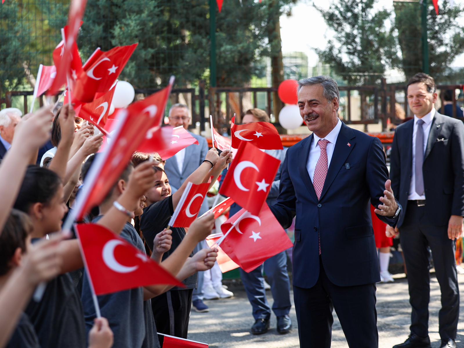 Yusuf Alemdar miniklerin karne heyecanına ortak oldu: “Geleceğin güçlü Türkiye’si için en büyük hazinemizsiniz”