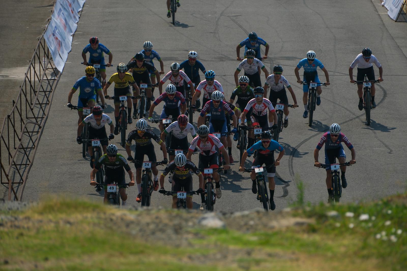 Sakarya'da nefes kesen şampiyona; Genç pedallar zirve için yarıştı