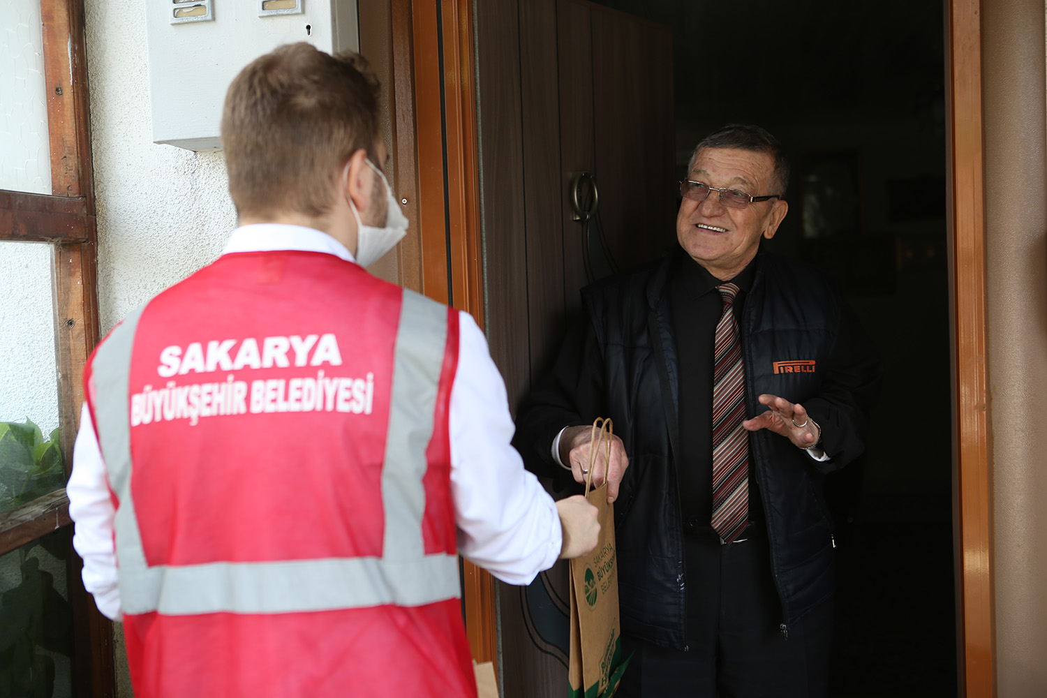 Maske ve dezenfektanlar evlere ulaşıyor