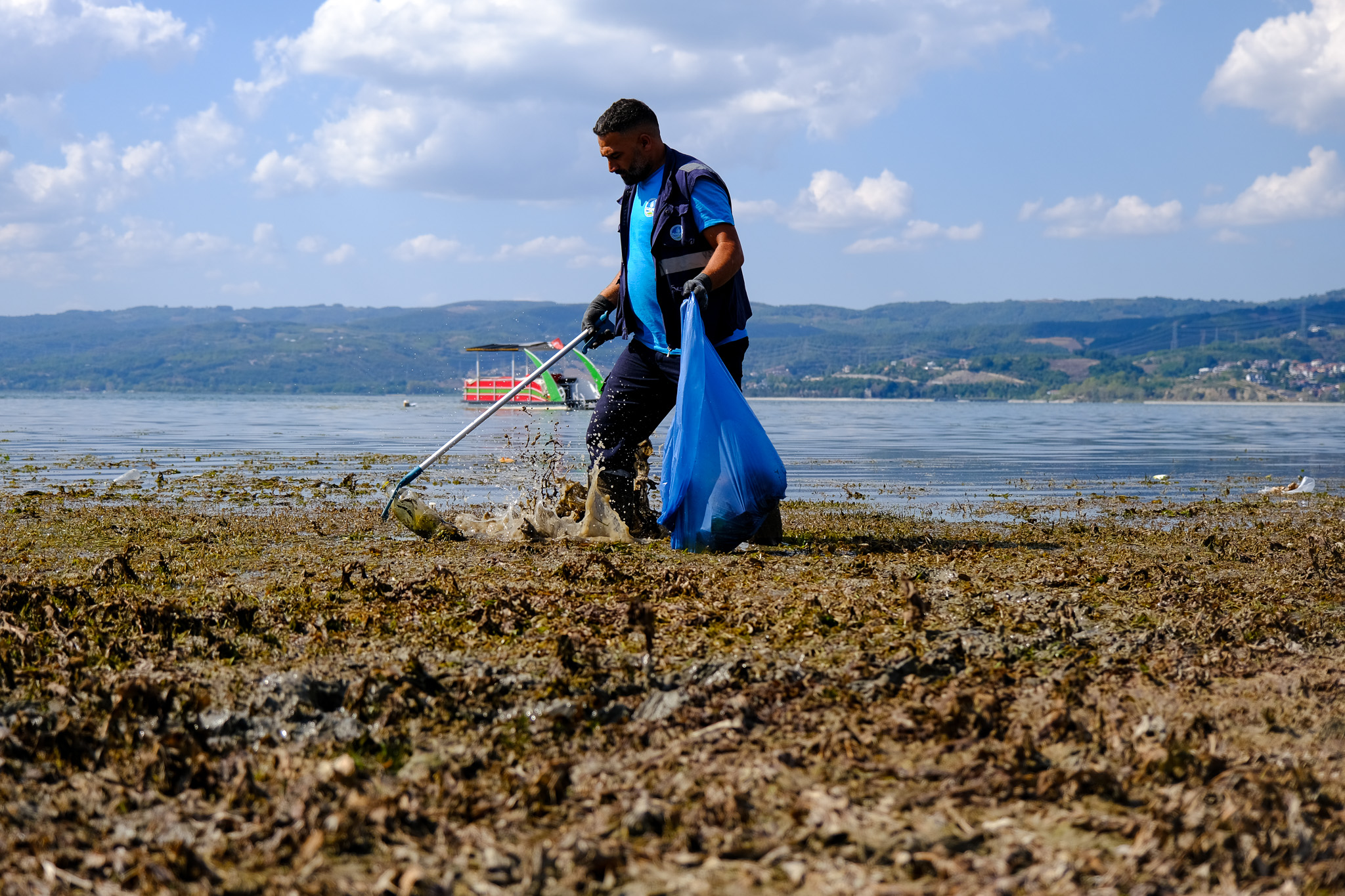 Sapanca Gölü çevresinden 2 ton çöp toplandı