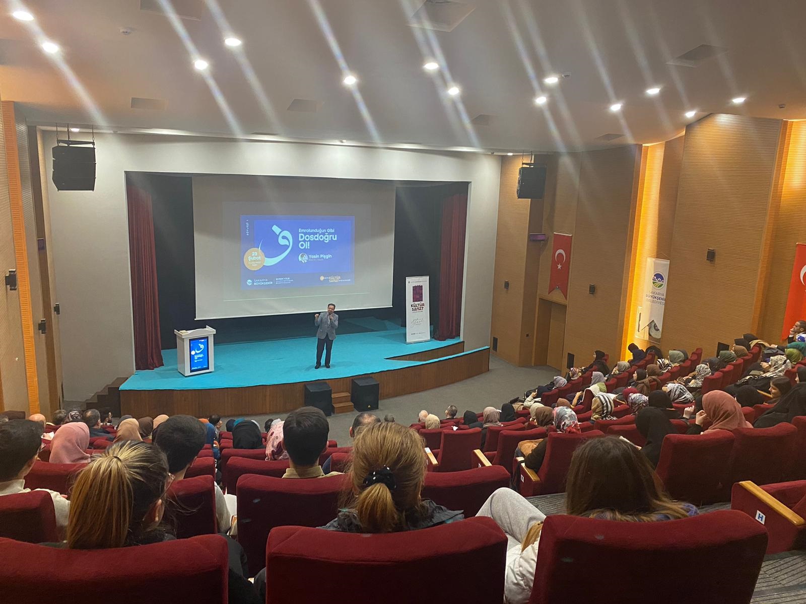 Ünlü yazar Prof. Dr. Yasin Pişgin’e yoğun ilgi: “Emrolunduğun gibi dosdoğru ol”