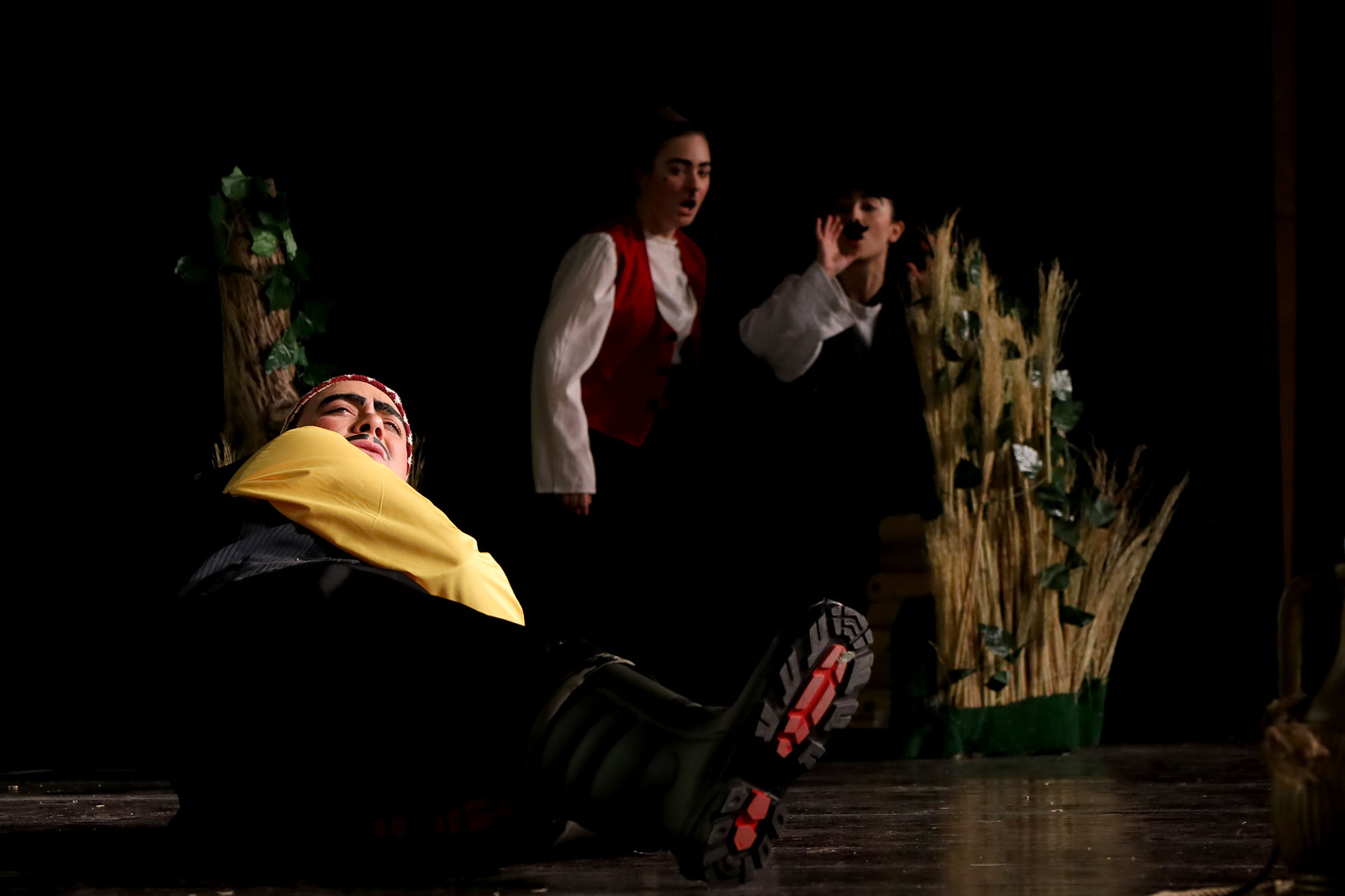 “Zoraki Takip” AKM’de kahkahalarla geçti