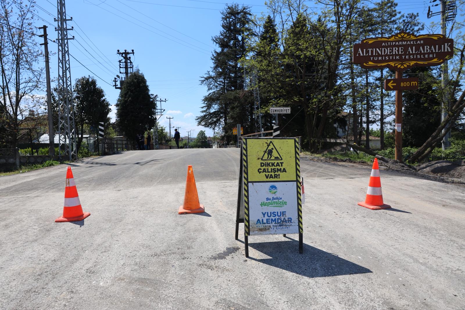 Büyükşehir asfalt sezonunu Akyazı’da açtı: 3 mahalleyi kapsayan 8 kilometrelik yol sıcak asfaltta buluşuyor