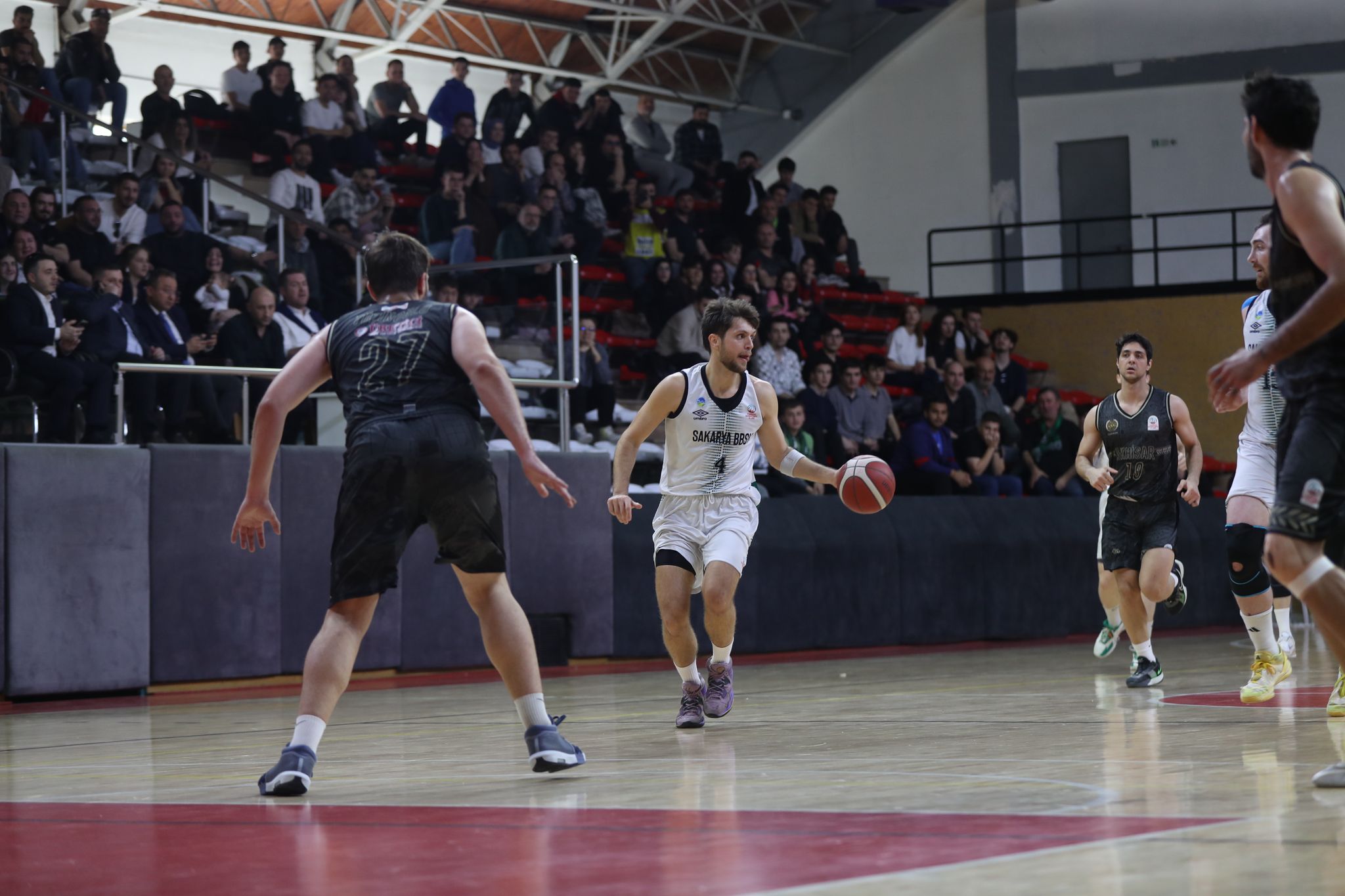 Büyükşehir basketbol taraftarı önünde turu geçti: 81-71