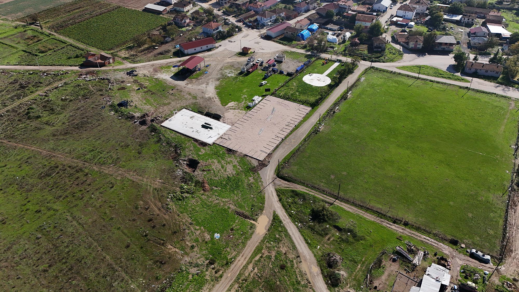 Büyükşehir’den Geyve’de Eşme ve Bayat’a spor kompleksi