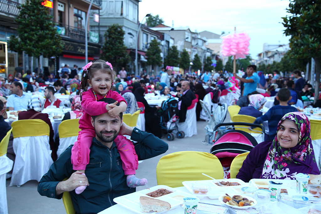 Akyazılı binler gönül sofralarında buluştu