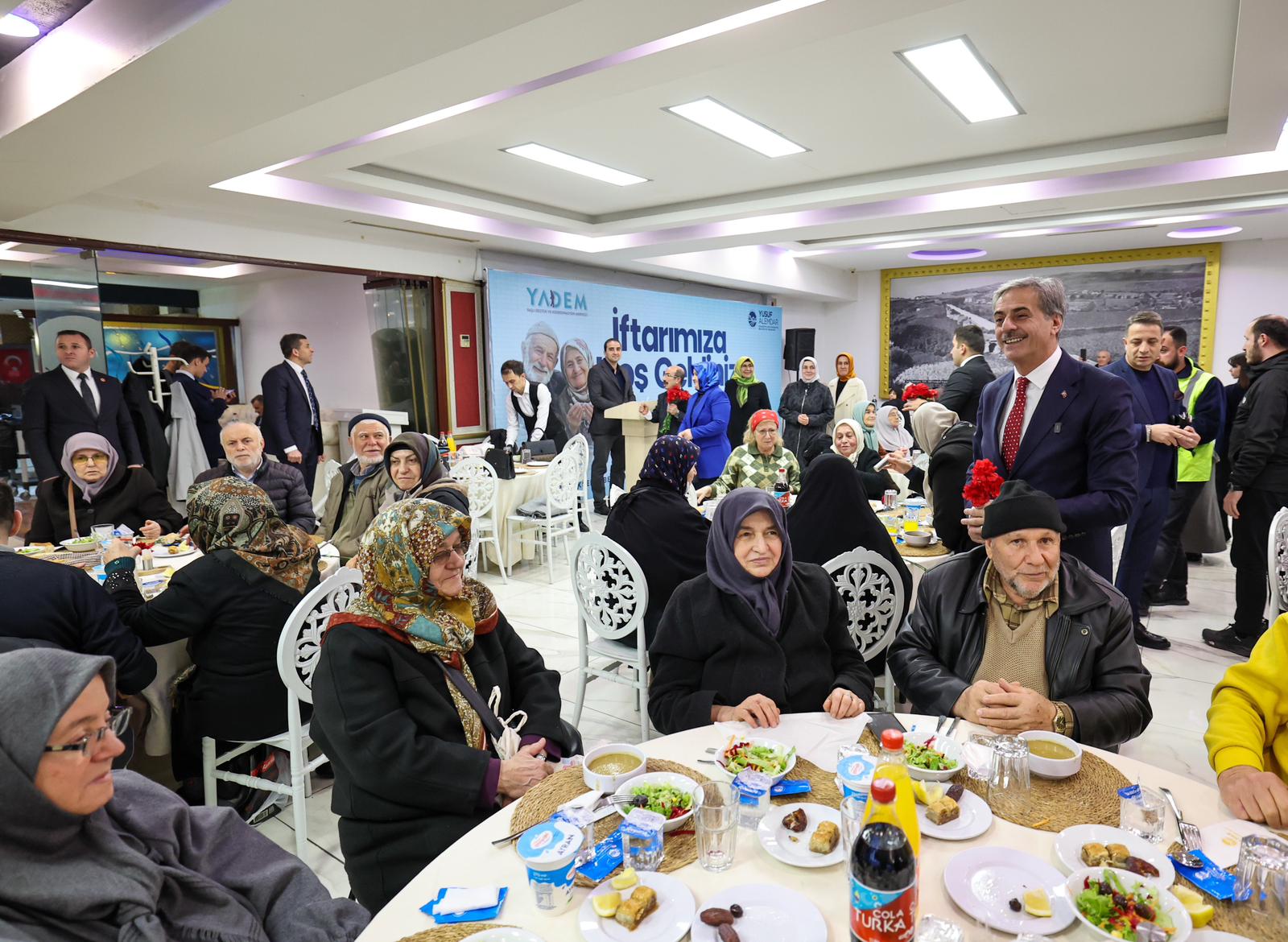 “Başımızın tacı büyüklerimizi asla yalnız bırakmayacağız”