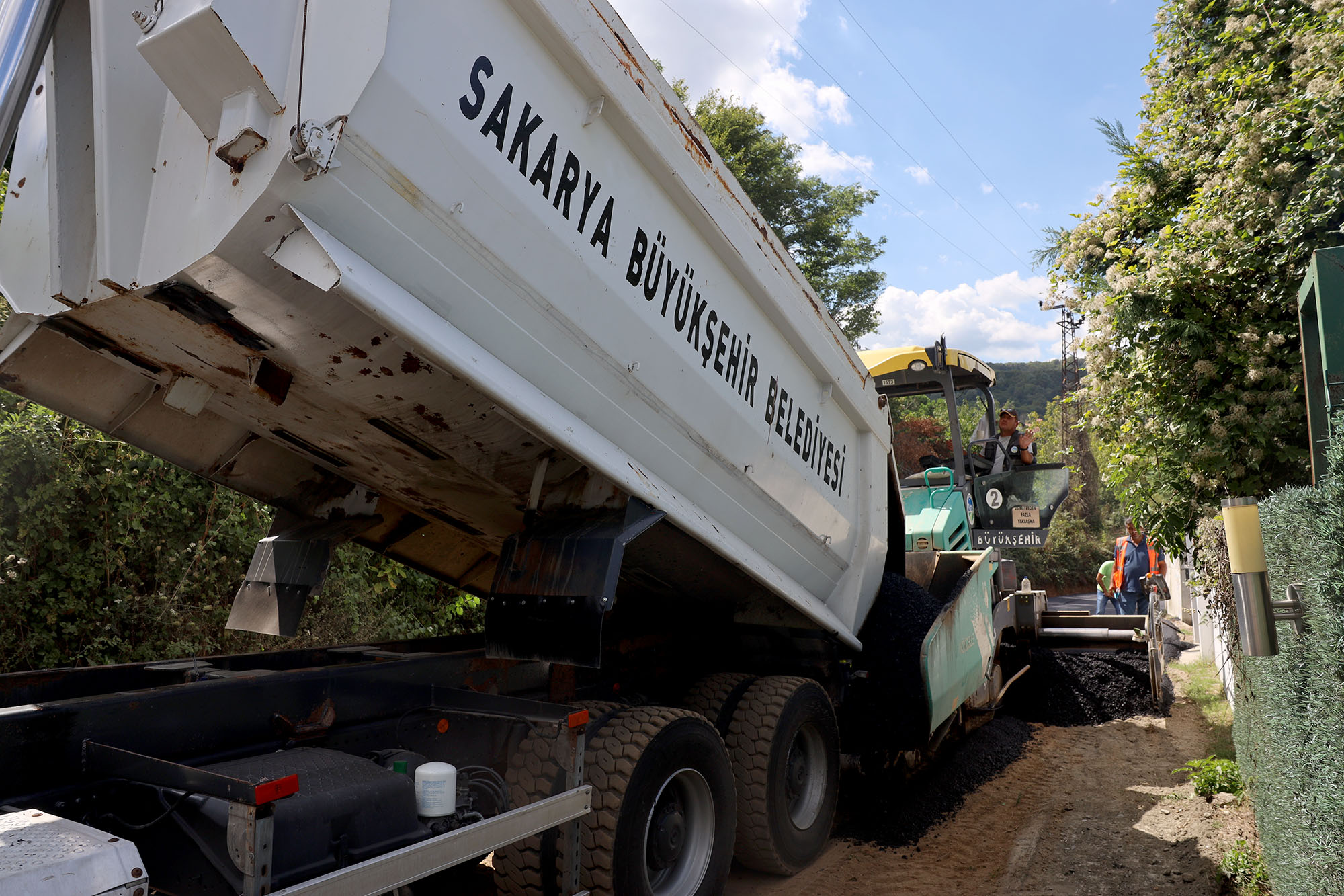 Sapanca’da yollar asfaltla yeni yüzüne kavuşuyor: İlmiye’den Fevziye’ye geçildi