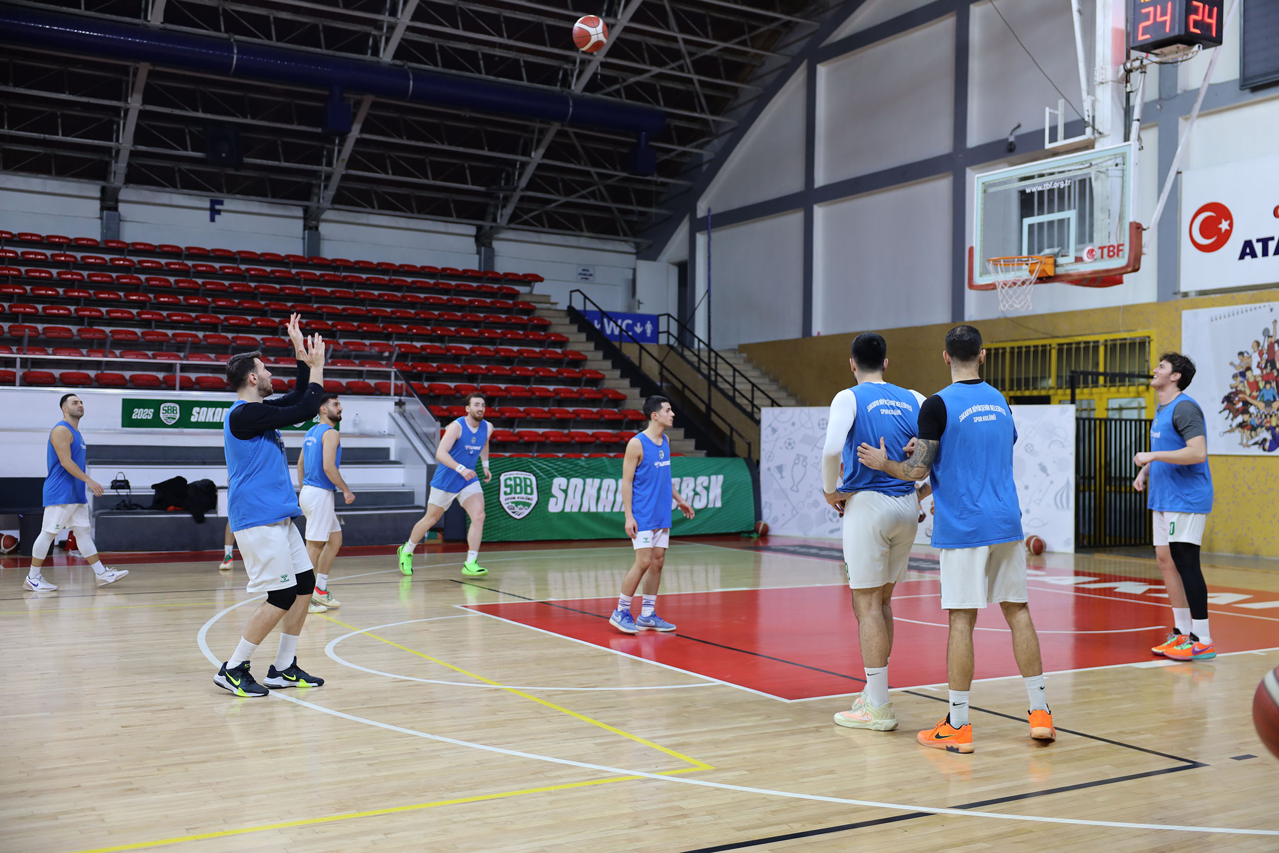 Büyükşehir Basketbol’da Başantrenör ve oyunculardan ortak mesaj: “Salonu dolduralım”
