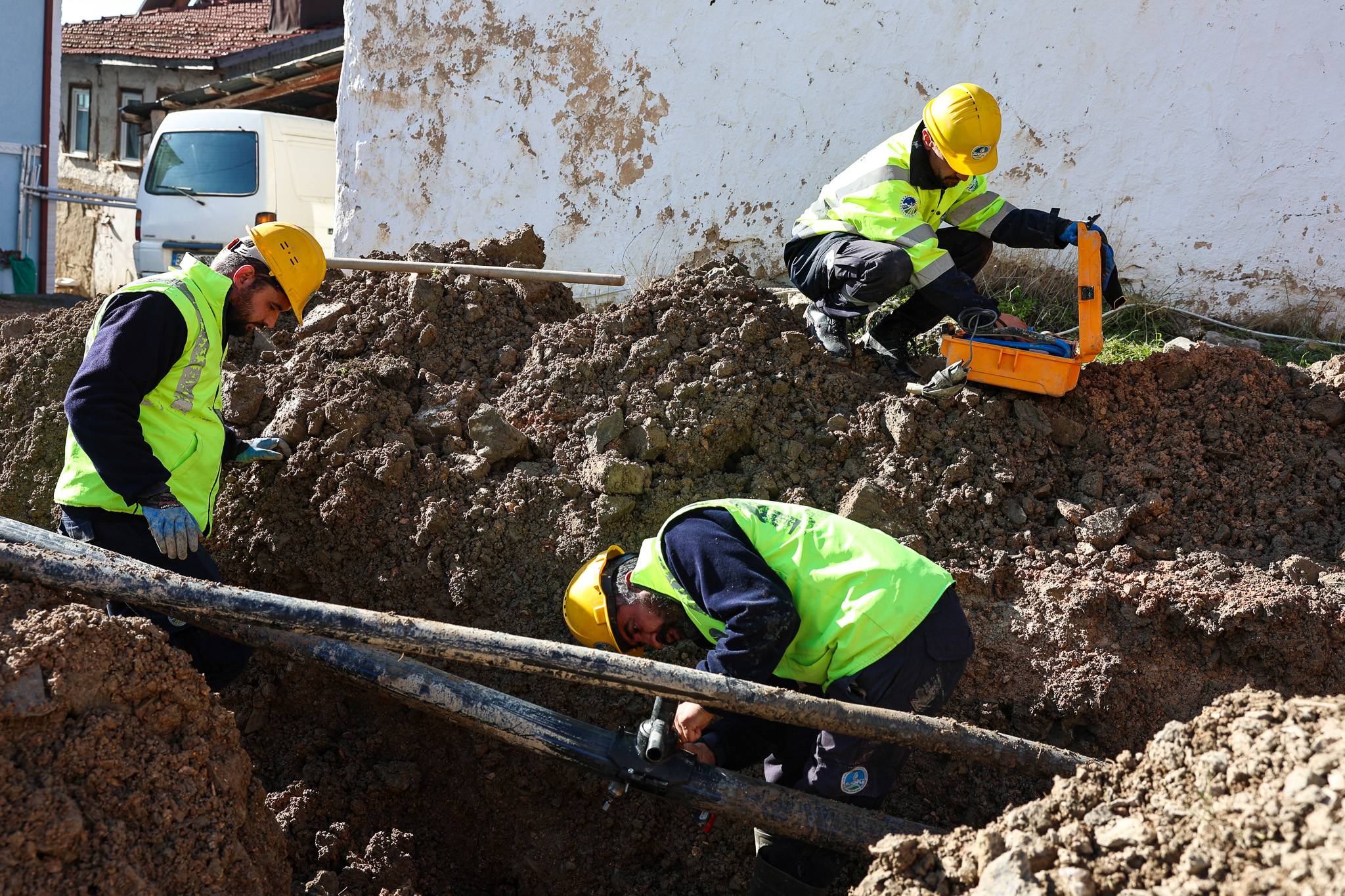Merkeze 85 kilometre uzaklıktaki Taraklı Alballar’da altyapı dönüşümü başladı