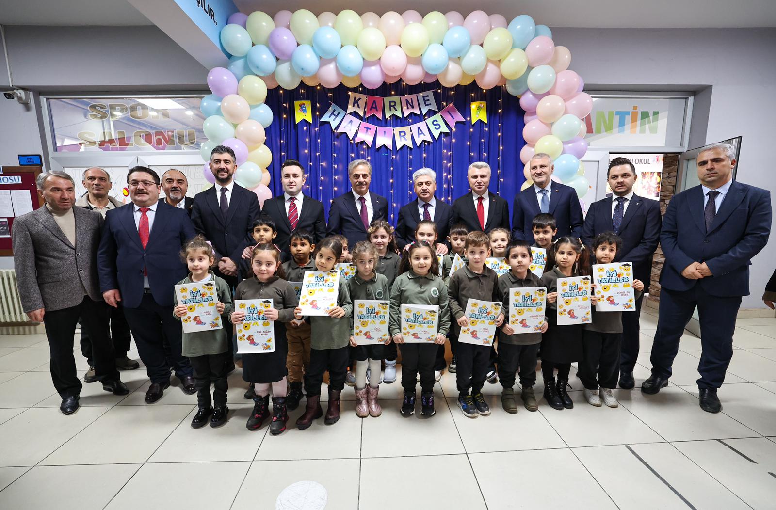 Yusuf Alemdar çocukların karne sevincini paylaştı: “Geleceğe doğru attığınız her adımda yanınızda biz olacağız”