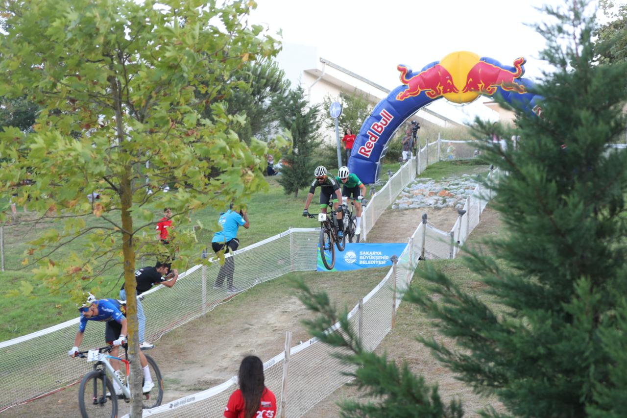 Şampiyon pedallar MTB Dünya Kupası’nda nefes kesti